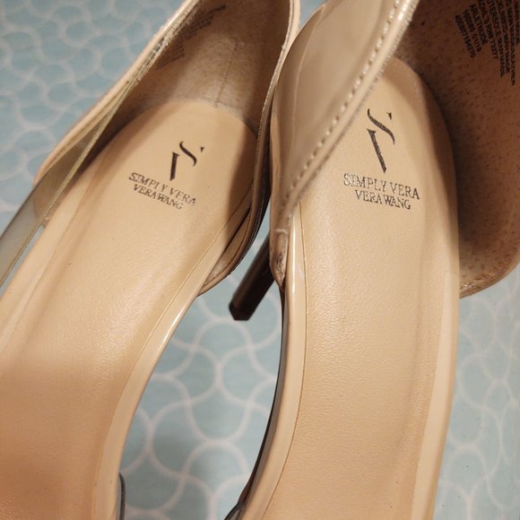 Beautiful classic Vera Wang Heels - Picture 3 of 3